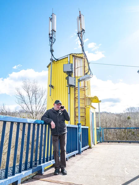 Egy Baseball Sapkás Férfi Beszél Mobilján Emberek Mobil Technológia Összeköttetés — Stock Fotó