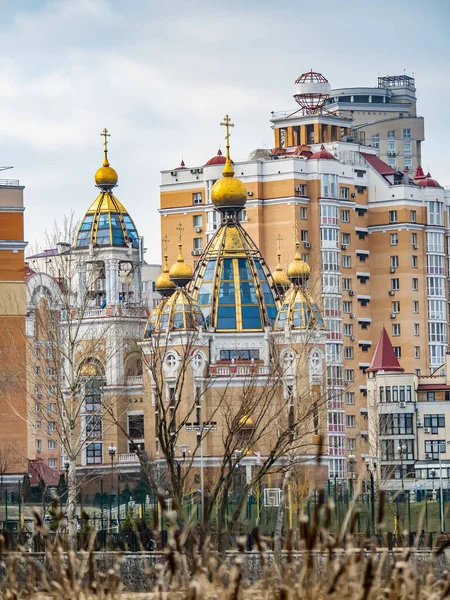 Die Orthodoxe Kirche Der Ukrainischen Kirche Auf Dem Hintergrund Städtischer — Stockfoto