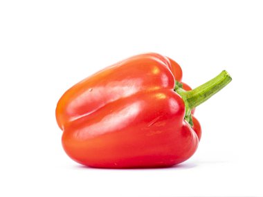 Beyaz arka planda meyveli kırmızı dolmalık biber. Mesaj için yer. Şablon. Yemek fotoğrafı. Gösteriş. Reklamcılık. Arkaplan resmi.