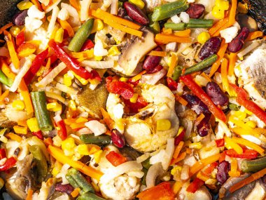 Kızarmış balık ve sebze güveci. Yemek fotoğrafı. Balık. Sebzeler. Mesaj için yer. Yemek pişirmek. Menü.