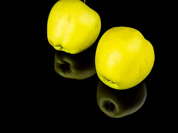 Зеленый Плод Яблока Черном Стеклянном Фоне Зеленью Фоновое Изображение Фото — стоковое фото
