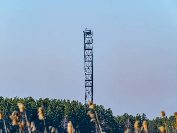 Torre Observación Fuego Bosque Contra Cielo Azul Ayuda Emergencia Lugar —  Fotos de Stock