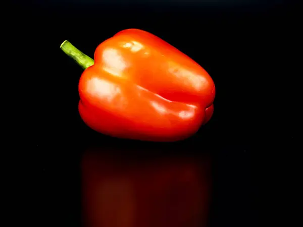 黑色背景上的蔬菜红色钟椒 食物照片 文字模板 菜单上的菜 文字的位置 背景图像 — 图库照片