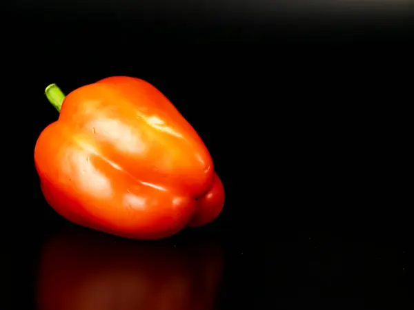 Plantaardige Rode Paprika Een Zwarte Achtergrond Voedselfoto Model Voor Tekst — Stockfoto