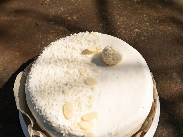 흰 크림 과 견과를 곁들인 케이크. — 스톡 사진