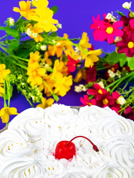 Rote Kirsche Aus Marmelade Auf Weißen Cremigen Blüten Eines Keks — Stockfoto