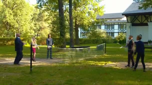 I college giocano a badminton nel cortile . — Video Stock