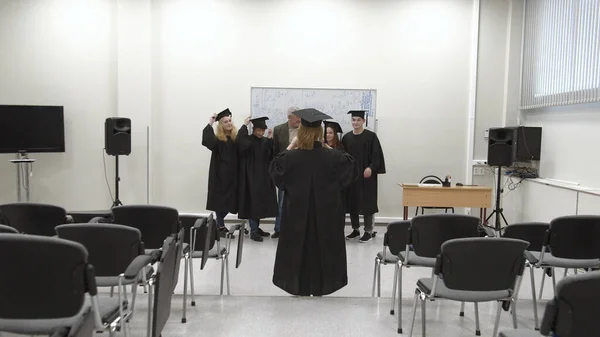 学生は写真のために空気中の大学院の帽子を投げる. — ストック写真