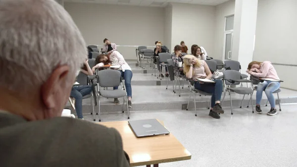 Grupo de estudantes dormir na universidade, professor sentar à mesa . — Fotografia de Stock