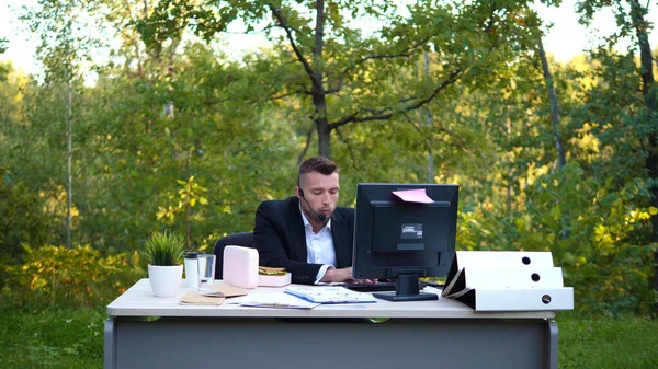 El hombre está ocupado con el trabajo en un aire fresco — Foto de Stock