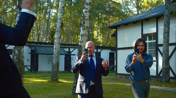 Man går på ett rep och collegues skjuta på telefon. — Stockfoto