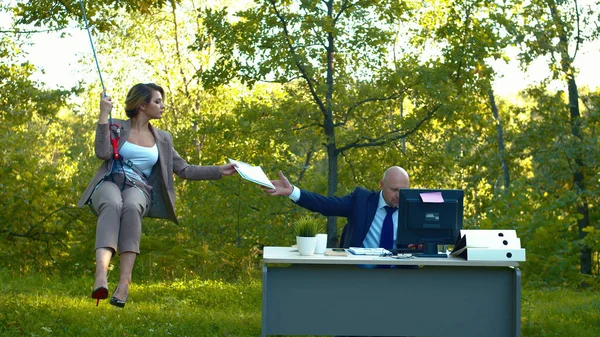 A nő a kötélen repül, papírt ad a főnöknek.. — Stock Fotó