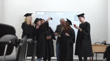 Telefonu olan öğrenciler fotoğraf çekiyor..