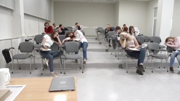 Studentengruppe schläft in der Universität, Professor sitzt am Tisch. — Stockvideo