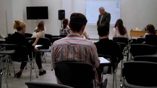 Estudantes se viram para ver seu colega de grupo . — Fotografia de Stock