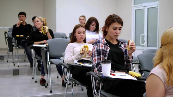 Estudantes têm um almoço na universidade . — Fotografia de Stock