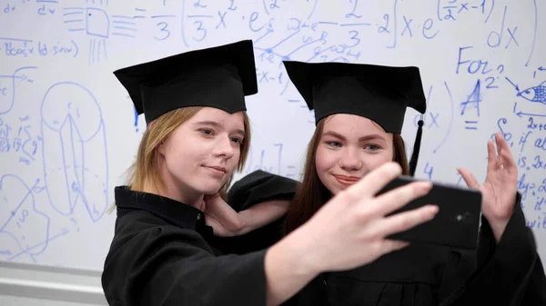 Два студента делают фото по телефону в университете . — стоковое фото