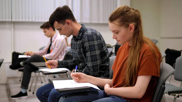 Os alunos estão fazendo um teste em sala de aula . — Fotografia de Stock