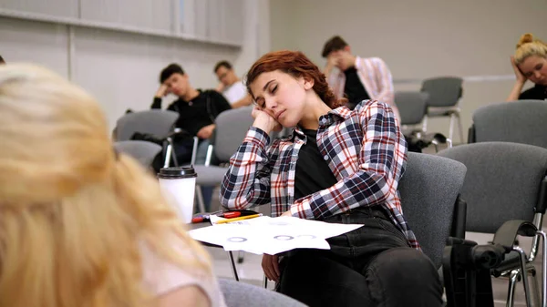 大学で眠っている女の子に焦点を当てます. — ストック写真