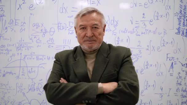 Серьезный профессор выступает против правления и Ук . — стоковое видео