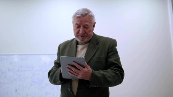 Profesor trabaja con la tableta y suspiro . — Vídeos de Stock