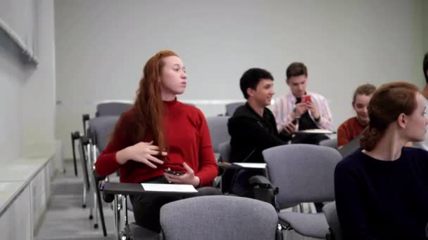 Studenten sitzen im Hörsaal der Universität. — Stockvideo