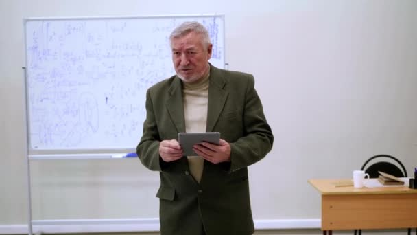 Professeur heureux avec tablette donne une conférence . — Video