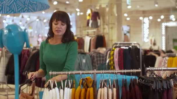 Mujer muestra una combinación de suéter y pantalones cortos — Vídeo de stock