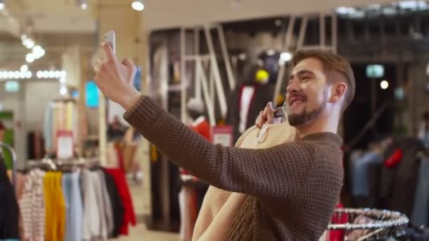 El tipo feliz se toma una selfie con una chaqueta — Vídeo de stock