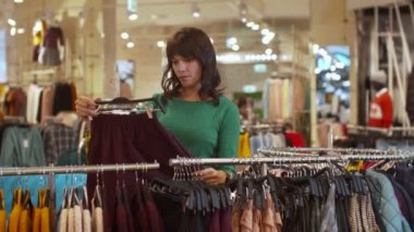 Kurnaz kadın mağazadan şort çalmış.