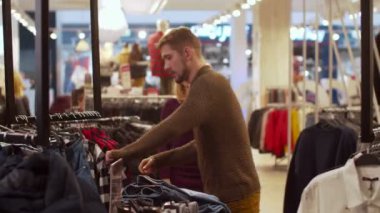 Adam kız arkadaşının sevmediği bir gömlek seçmiş.