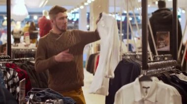 Mutlu adam rüyasının gömleğini buldu.