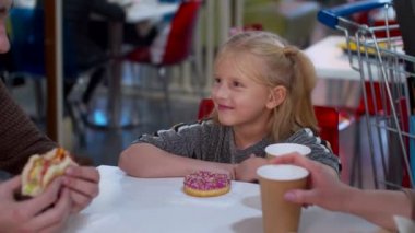 Mutlu kız ailesini dinler ve gülümsemeye devam eder. 