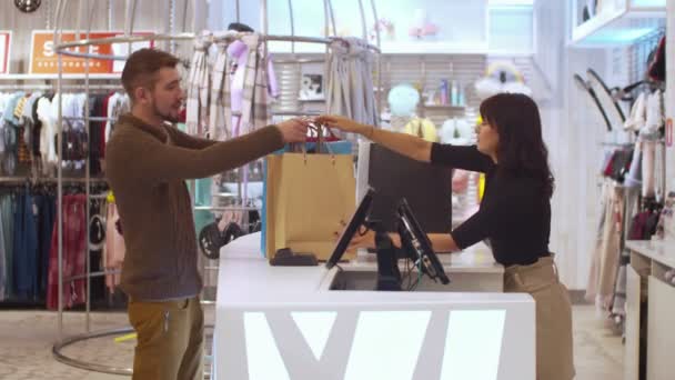 Mädchen schenkt einem Mann mit Lächeln eine Einkaufstasche — Stockvideo