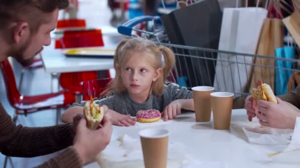 Familia feliz comer y charlar después de comprar — Vídeo de stock