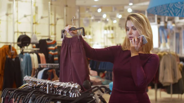 Bayan şort seçiyor ve sesli mesaj kaydediyor.