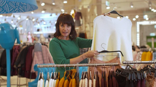Женщина показывает сочетание свитера и шорт — стоковое фото