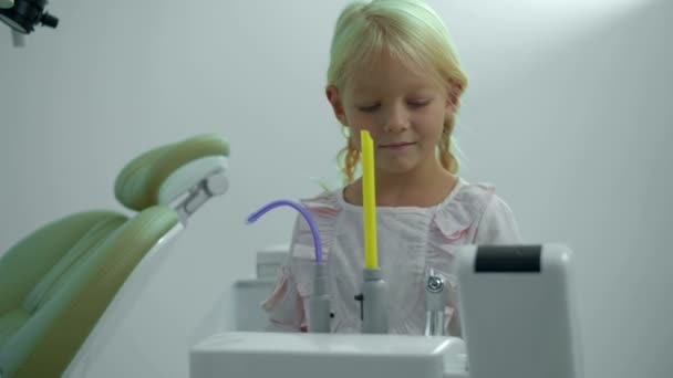 Mała dziewczynka przesuwa panel z instrumentami w szafce — Wideo stockowe
