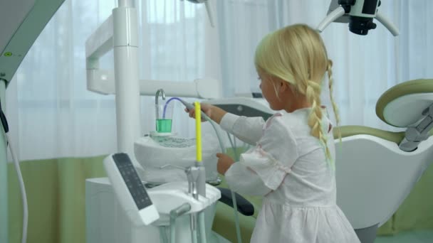 La bambina controlla l'espulsione della saliva nell'armadio — Video Stock