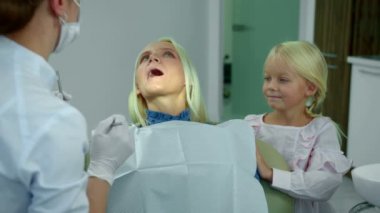 Mutlu anne ve kız dişçi kliniğinde