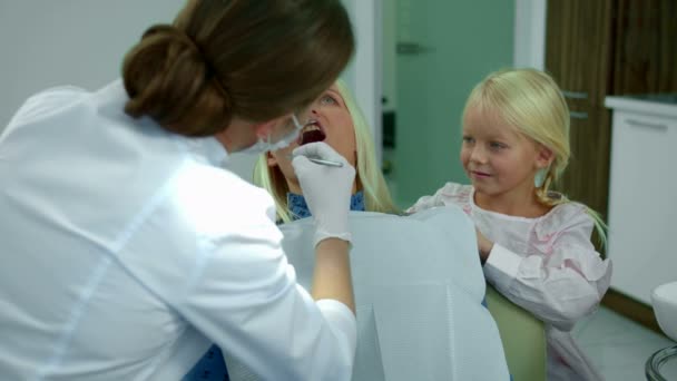 Mãe e filha na consulta de dentistas — Vídeo de Stock