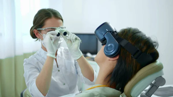 Il dentista regola occhiali speciali prima del lavoro — Foto Stock