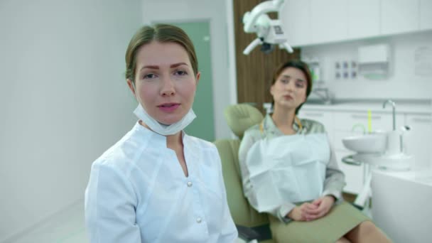 Dentista fala em câmera no gabinete — Vídeo de Stock