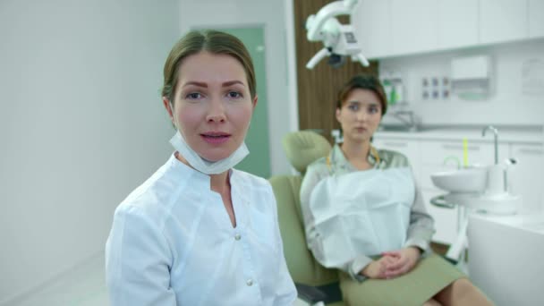 Dentista fala sobre câmera no gabinete em câmera lenta — Vídeo de Stock