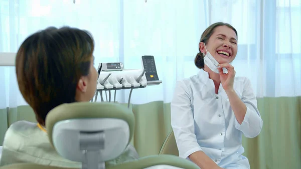 Doctor and patient have a fun conversation — 图库照片