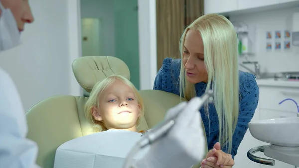 Doctor prepara un simulacro médico y mamá se sienta con su hija —  Fotos de Stock