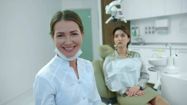 Dentista fala sobre câmera no gabinete em câmera lenta — Fotografia de Stock