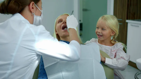 Moeder en dochter bij de tandarts afspraak — Stockfoto