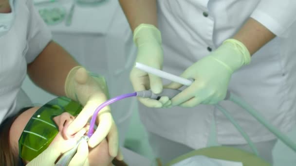 Assistant puts saliva ejector in patients mouth — Stockvideo