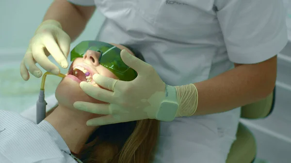 Il dentista mette una sostanza medica su un dente — Foto Stock